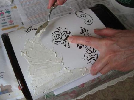 Нанесение трафарета на торт