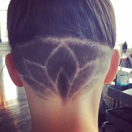 Средние волосы с выбритым затылком