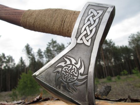 Кельтские узоры на топор