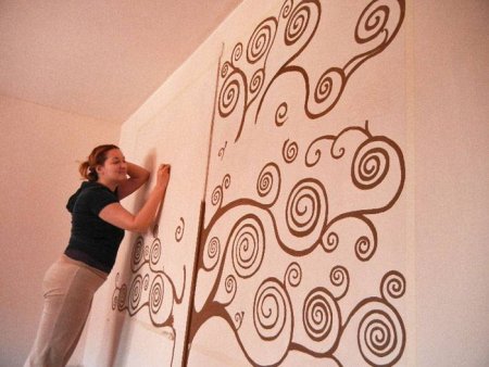 Простые узоры на стене краской
