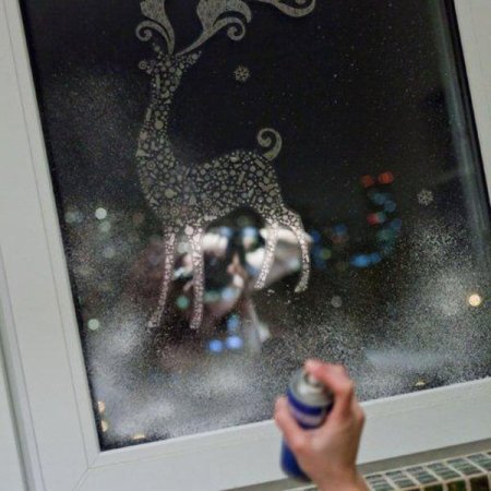 Украшение стекла искусственным снегом