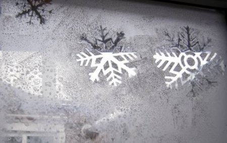 Снежинки на стекле рисунок