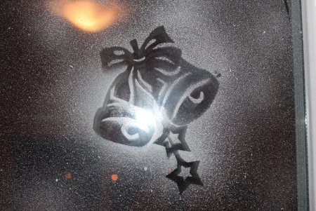 Украшение стекла искусственным снегом