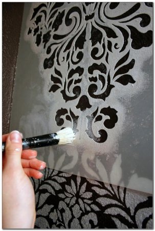 Нанесение трафарета на стену