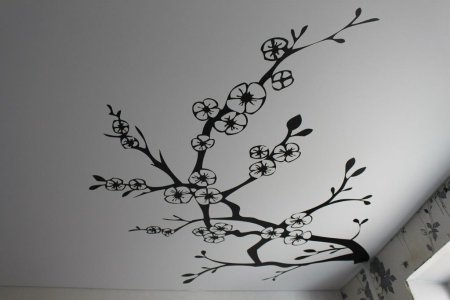 Натяжные потолки с веткой Сакуры