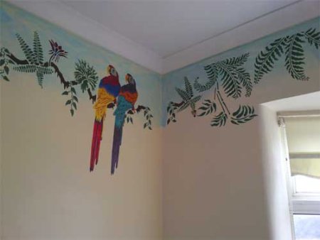 Рисунок на стене под потолком