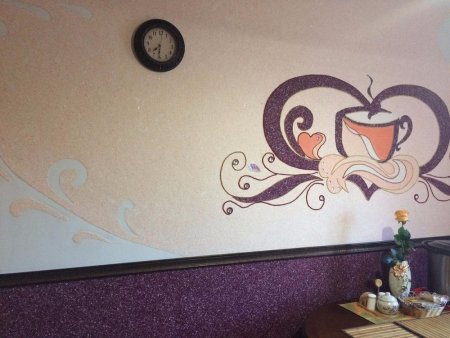 Узоры жидкими обоями на стене