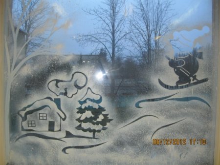 Снежный рисунок на окне