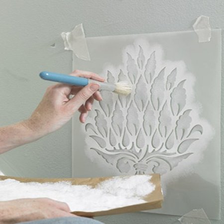 Нанесение трафарета на стену