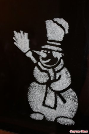 Снеговик на окне зубной пастой