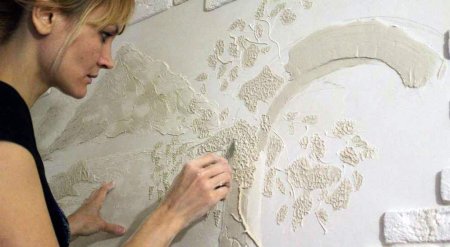 Лепнина из шпаклевки на стене