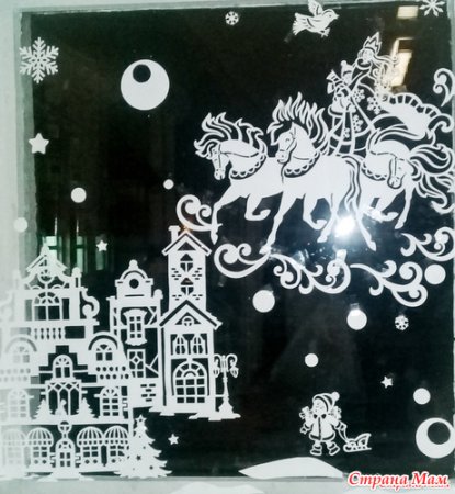 Сказочный сюжет на окне на новый год