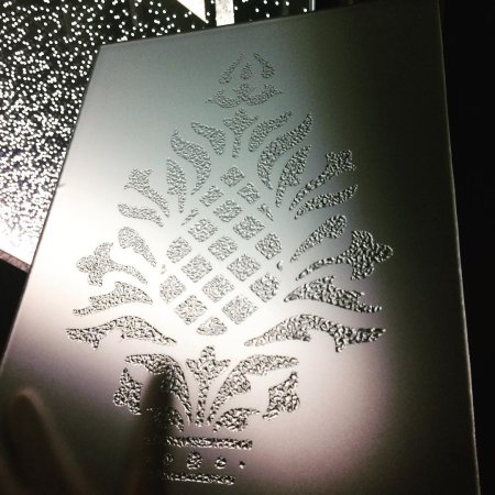 Узоры искусственным снегом на окне