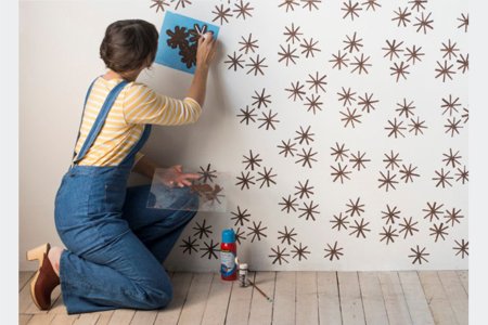 Крашеные стены с трафаретом