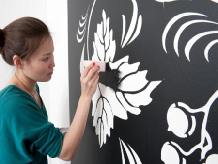 Нанесение трафарета на стену