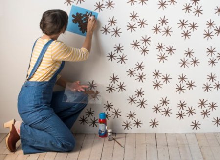 Крашеные стены с трафаретом