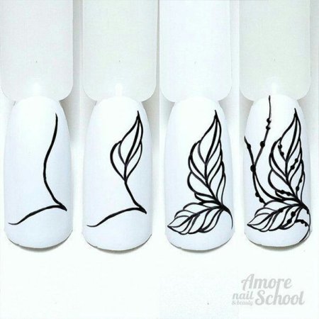 Рука с кисточкой для лака