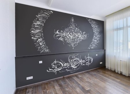 Роспись на черной стене