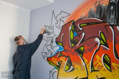 Баллончиком на стене