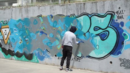 Баллончиком на стене