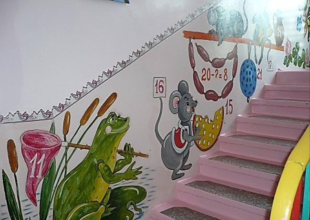 Рисунок на стене под потолком