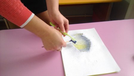 Техника набрызга в рисовании зубной щеткой