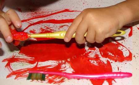 Техника набрызга в рисовании зубной щеткой