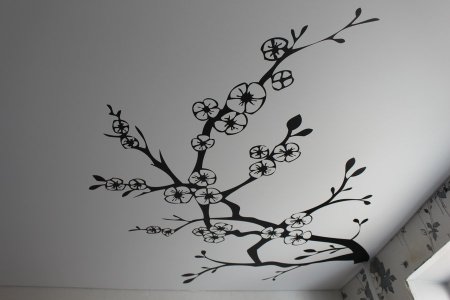 Натяжные потолки с веткой Сакуры