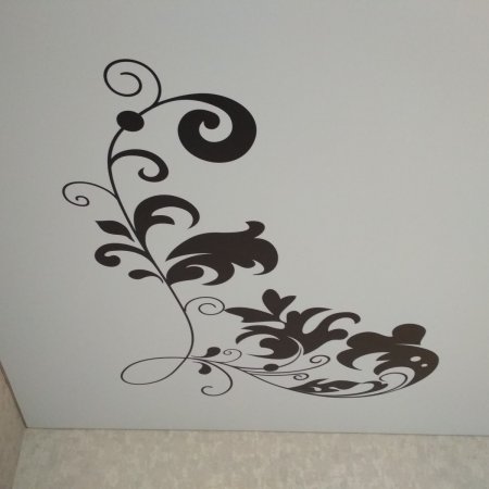 Натяжные потолки с узорами по углам