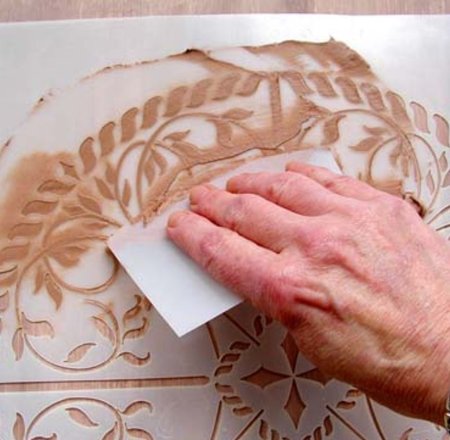 Набивка трафарета на стену