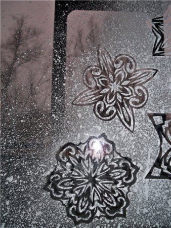 Снежинки зубной пастой на стекле