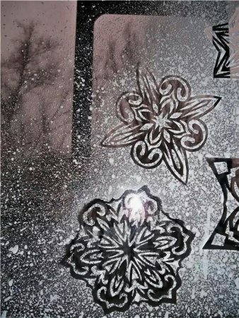 Узоры на окнах зубной пастой