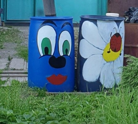 Разрисованные бочки на даче