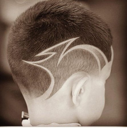 Узоры на выбритых висках и затылке