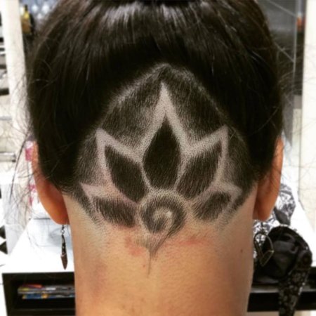 Выбритая надпись на голове