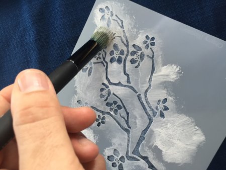 Рисование через трафарет губкой