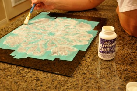 Нанесение клея через трафарет