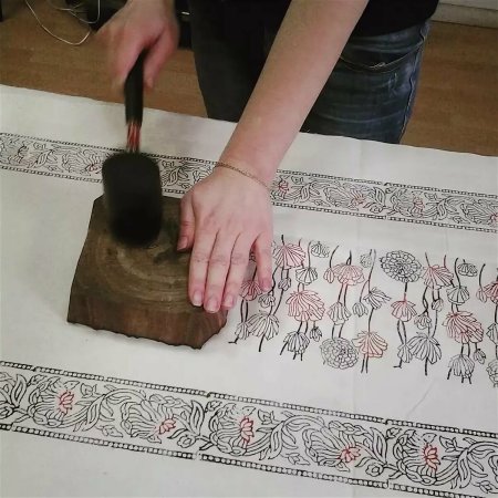 Набивка трафарета на стену