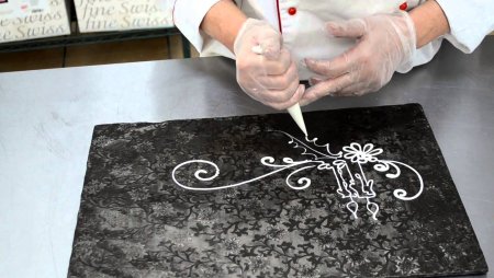 Рисование шоколадом на торте