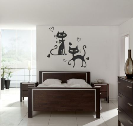 Рисунок на стене в спальне