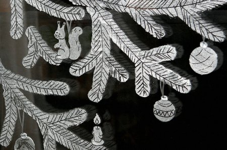 Новогодние рисунки на окне зубной пастой