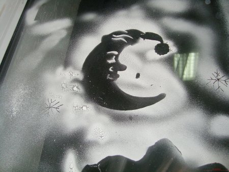 Рисунки на окнах зубной пастой