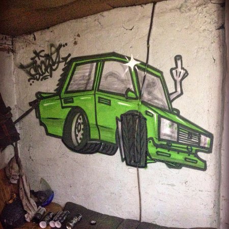 Граффити в гараже на стенах
