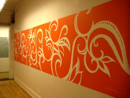 Орнамент на окрашенной стене