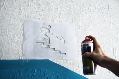 Нанесение рисунка через трафарет