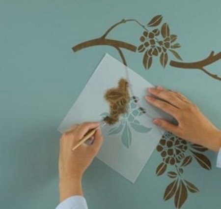 Декор стен краской по трафарету