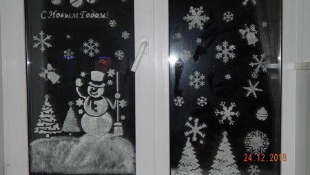 Новогодние узоры на окнах зубной пастой