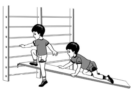 Лазание по гимнастической скамейке