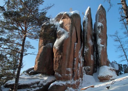 Горы и лес карандашом