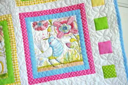 Детское лоскутное одеяло с вышивкой